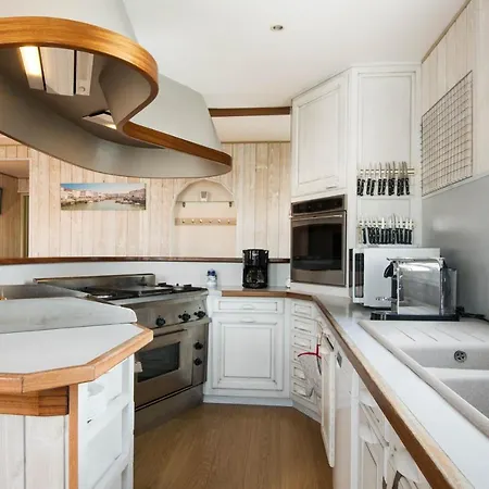 Acacias Belle Maison Avec Piscine Chauffée, Et Sauna Hébergement de vacances *