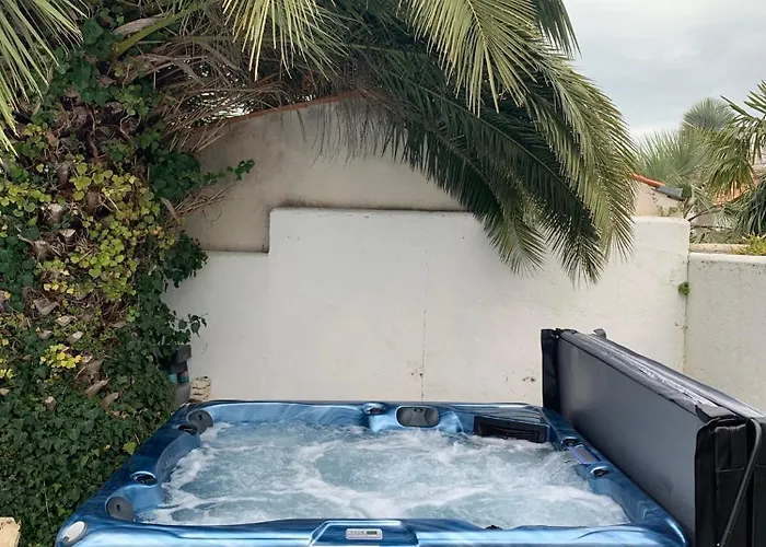 Acacias Belle Maison Avec Piscine Chauffee, Et Sauna 度假居 *